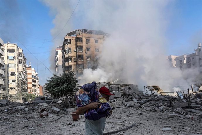 Un hombre camina frente a edificios en ruinas en Beirut, la capital de Líbano