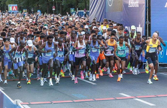 29 September 2024, Berlin: The runners prepare for the race as the fiftieth BMW Berlin Marathon embarks in Berlin. Photo: Andreas Gora/dpa