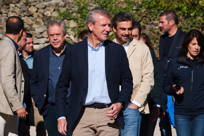 El presidente de la Xunta, Alfonso Rueda, junto a su equipo de gobierno en Sober (Lugo)