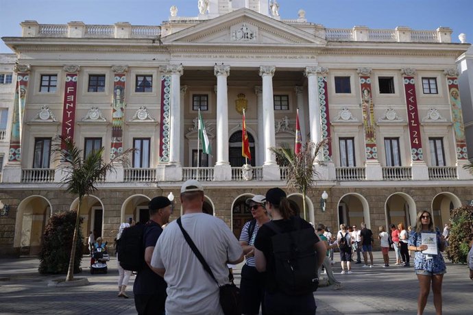 Fachada del Ayuntamiento de Cádiz decorada en sus columnas con motivos fenicios.