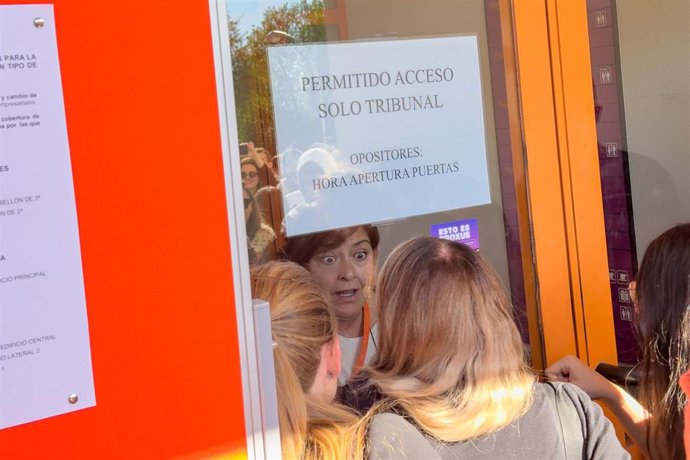 Opositores conversan con un examinador a la entrada del campus de Somosaguas tras el anuncio de la suspensión de los exámenes de oposición de RTVE en Somosaguas, a 29 de septiembre de 2024, en Madrid (España). 