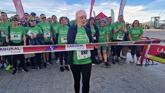 La consejera de Salud, Concepción Saavedra, a la salida de la marcha contra el cáncer en  Gijón.