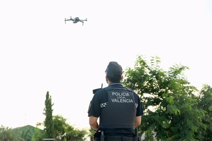 La unidad de Medio Ambiente de Policía Local vigila con drones los caminos y solares para atajar los vertederos ilegales