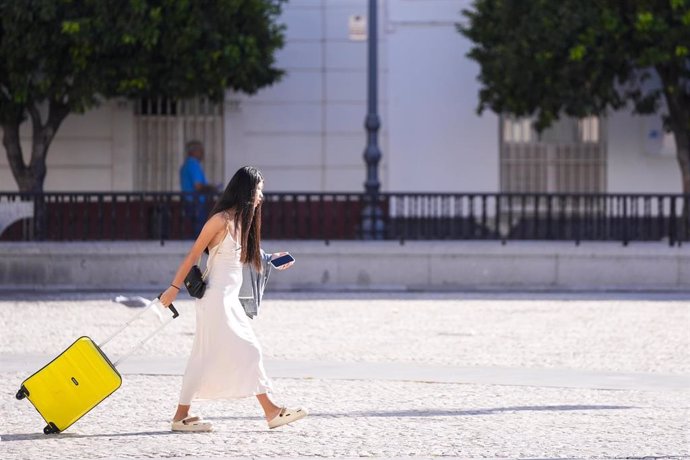 Turista arrastra una maleta por una calle de Cádiz capital.