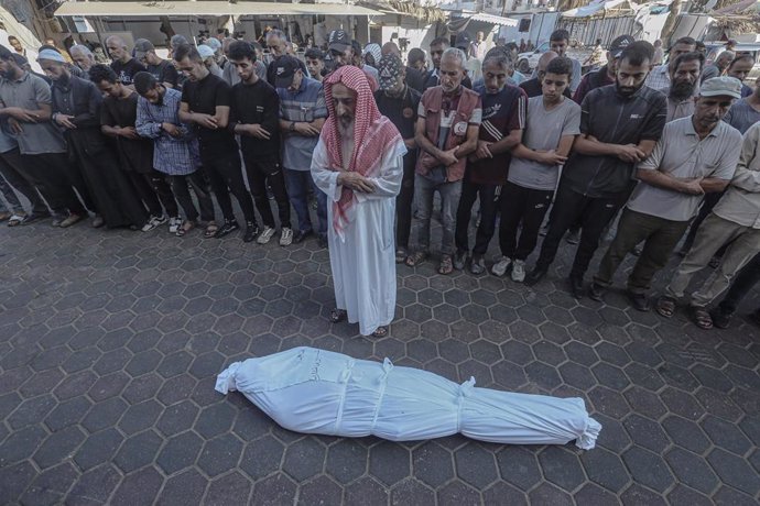 Gazatíes velan un cadáver de un fallecido en ataques israelíes