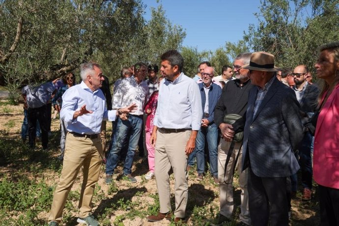 El 'president' de la Generalitat, Carlos Mazón, y el conseller de Agricultura, Agua, Ganadería y Pesca, Miguel Barrachina, en imagen de archivo