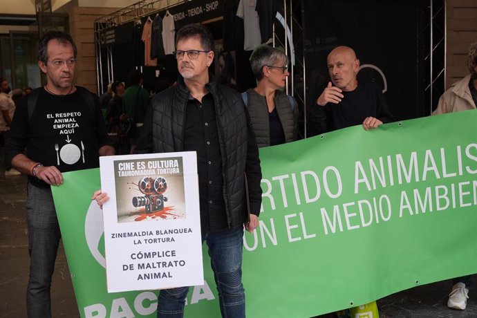 El Coordinador de PACMA Gipuzkoa, Asier Esparza, durante una manifestación frente al Festival de Cine de San Sebastián, a 23 de septiembre de 2024.