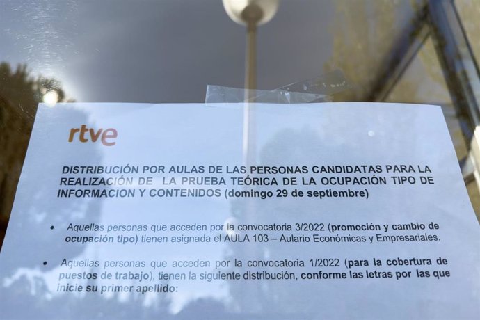 Cartel informativo a la entrada del campus de Somosaguas tras el anuncio de la suspensión de los exámenes de oposición de RTVE en Somosaguas, a 29 de septiembre de 2024, en Madrid (España). 