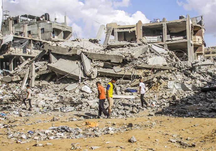 Vivienda bombardeada por Israel  junto a una antigua escuela en la Franja de Gaza (archivo)