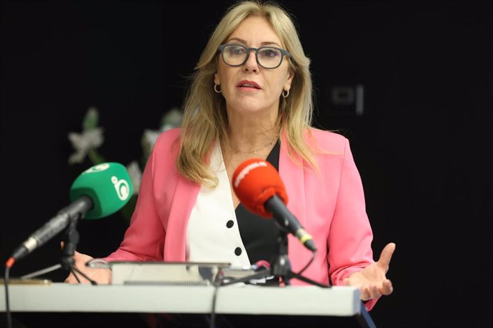 La consejera de Economía, Hacienda y Fondos Europeos y portavoz del Gobierno andaluz, Carolina España, durante la atención a los medios antes de asistir al Foro Tax Global Meeting. (Foto de archivo).