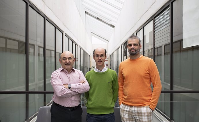 Los investigadores de la UPNA que han desarrollado el biosensor, Ignacio Matías, Ignacio del Villar y Dayron Armas