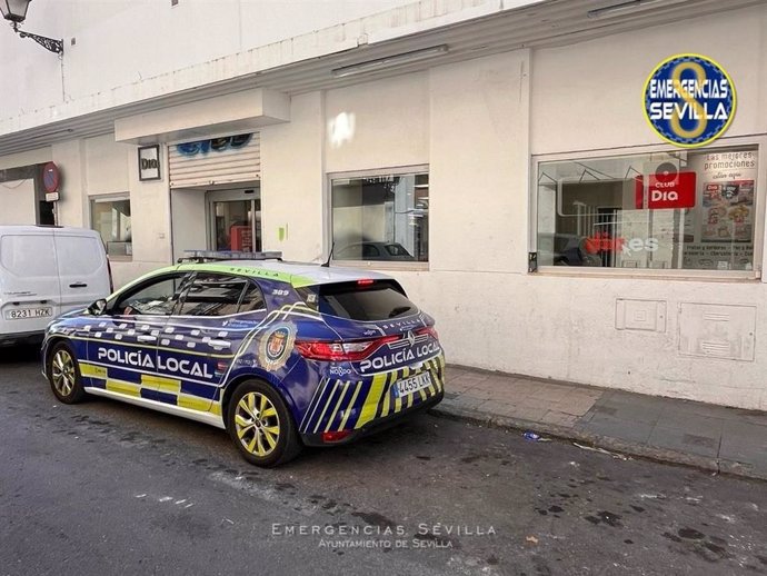 Vehículo de la Policía Local en el lugar de los hechos.