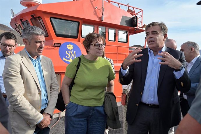 La consejera de Bienestar Social del Gobierno de Canarias, Candelaria Delgado, junto al vicepresidente de la Comisión Europea, Margaritis Schinas, en una visita a El Hierro