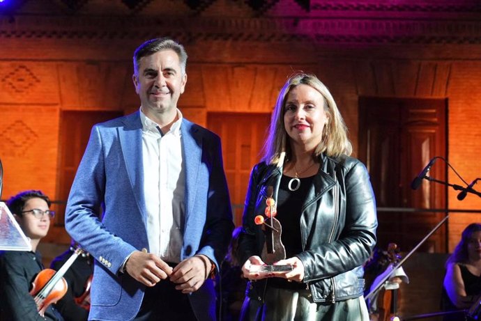 La consejera de Política Social, Conchita Ruiz, recogió el 'Premio Allegro' de manos del alcalde de San Pedro del Pinatar Pedro, Javier Sánchez