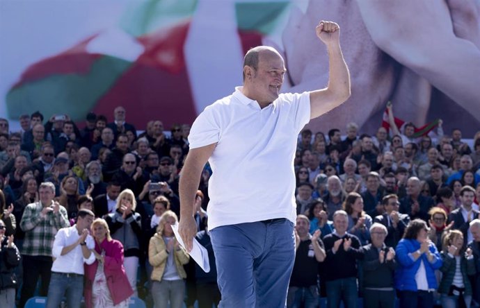 El presidente del PNV, Andoni Ortuzar, saluda a los asistente al Alderdi Eguna, celebrado por la formación 'jertzale' en las campas de Foronda (Álava)