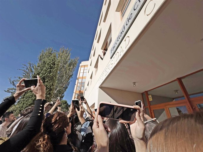 Opositores conversan con un examinador a la entrada del campus de Somosaguas tras el anuncio de la suspensión de los exámenes de oposición de RTVE en Somosaguas, a 29 de septiembre de 2024, en Madrid (España). 