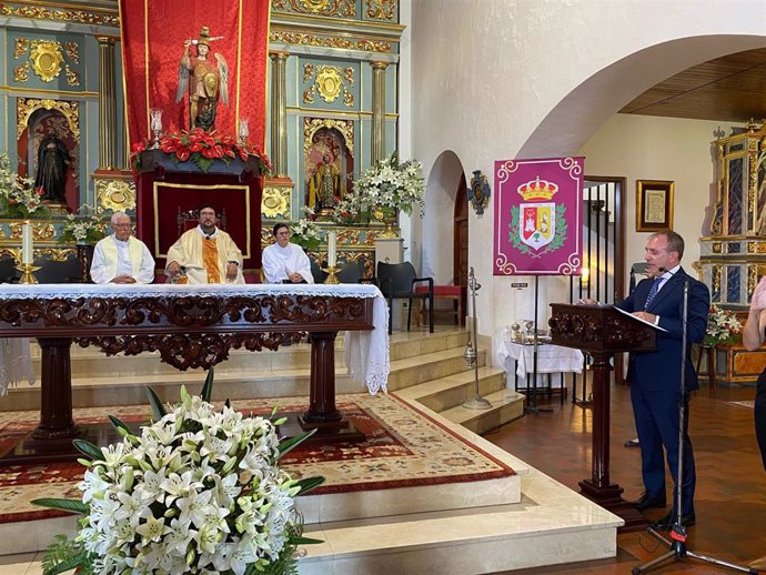 El presidente del Cabildo de La Palma, Sergio Rodríguez, realiza la tradicional ofrenda al Patrón de la Isla, San Miguel