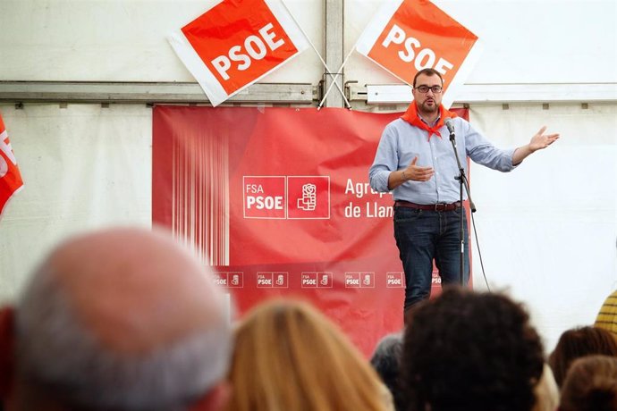 El presidente del Principado y secretario general de la FSA-PSOE, Adrián Barbón, en la fiesta de La Portilla, del PSOE de Llanes.