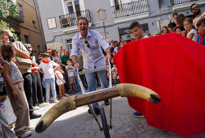 Encierro infantil celebrado en las calles de ValÈncia, con la presencia del extorero y exvicepresidente del Consell, Vicente Barrera