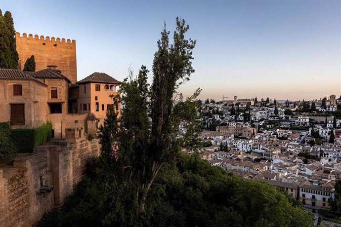 Imagen del amanecer desde la Alhambra. Imagen de archivo. 