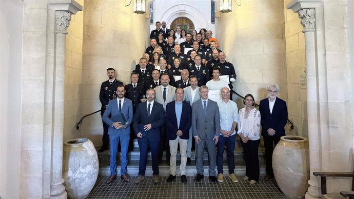 El Ayuntamiento de Ciutadella acoge el acto de entrega de 17 Cruces al Mérito Policial otorgadas a las policías locales de Menorca por parte del Govern