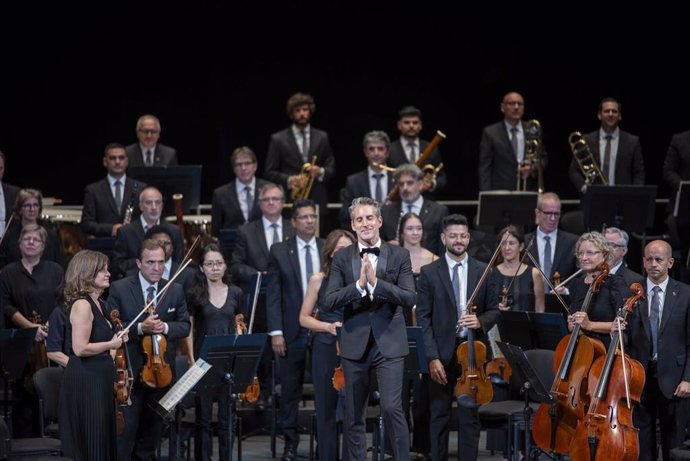 La Orquesta Ciudad de Granada durante la actuación de este sábado en el auditorio almeriense.