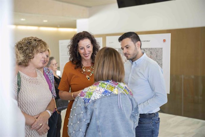 La alcaldesa de Almería, María del Mar Vázquez, en el marco del Encuentro Vecinal celebrado en el Palacio de Exposiciones y Congresos Cabo de Gata - Ciudad de Almería.