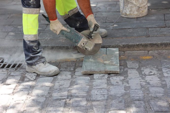 Archivo - Detalle de las obras de repavimentación de la calle Alemanes.