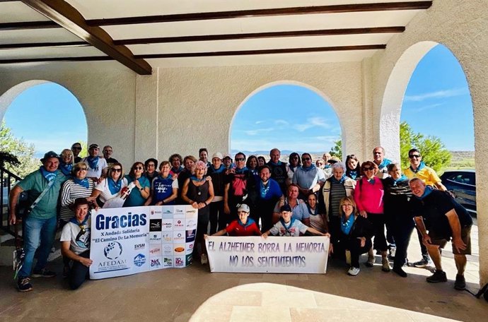 Los participantes en la andada solidaria tras completar el recorrido en la ermita de Nuestra Señora de la Alegría de Monzón