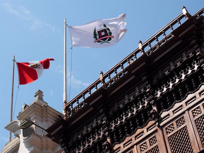 Archivo - Bandera de Perú en el Palacio de Torre Tagle, sede del Ministerio de Relaciones Exteriores peruano