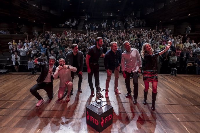 Los intengrantes del equipo de K4 acompañan a Saul Craviotto en la recepción del premio  FID Ciudad de León 2024