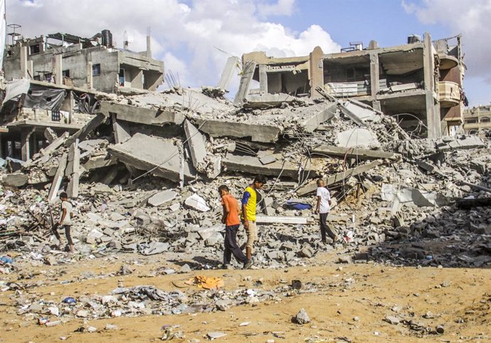 September 22, 2024, Gaza City, The Gaza Strip, Palestine: Targeting a civilian house next to a school complex that is used as shelters, which caused fear and panic among the displaced people in these schools in Jabalia camp, north of the Gaza Strip.,Image