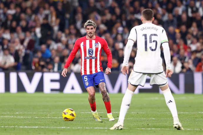 Archivo - Rodrigo de Paul (Atlético de Madrid) y Fede Valverde (Real Madrid) en un partido de Liga.