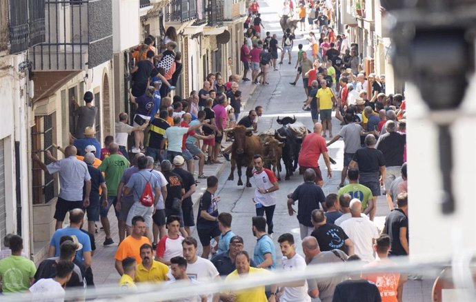 Archivo - Festejo de 'bous al carrer' en imagen de archivo