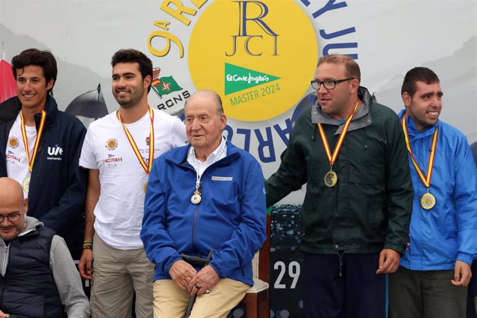 El Rey Emerito, Don Juan Carlos de Borbón, preside la entrega de trofeos de la Regata Rey Juan Carlos I El Corte Inglés Máster en el club náutico, a 29 de septiembre de 2024, en Sanxenxo (Pontevedra, Galicia, España)