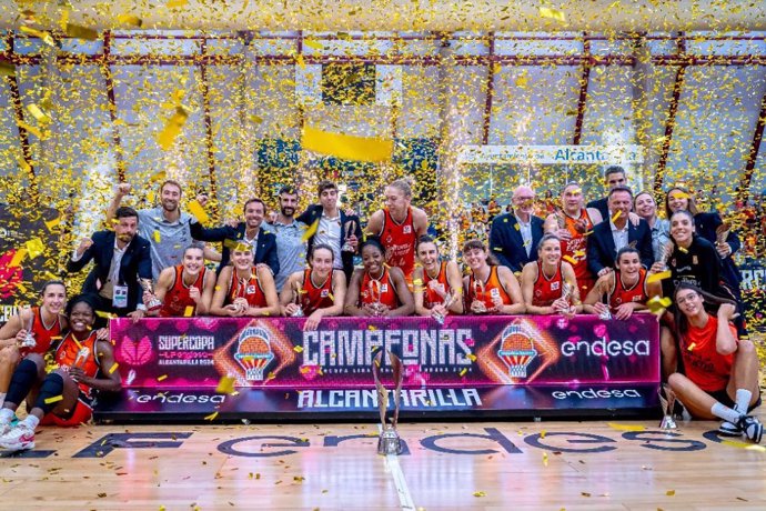 El Valencia Basket no da opción al Casademont Zaragoza y conquista su tercera Supercopa