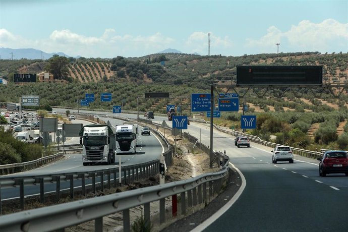 Archivo - Imagen de una autovía en Andalucía. (Archivo).