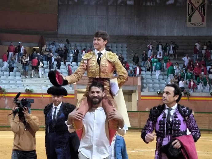 Puerta grande para Aarón Palacio en el festejo del domingo de la cuadragésima novena edición del Zapato de Oro de Arnedo