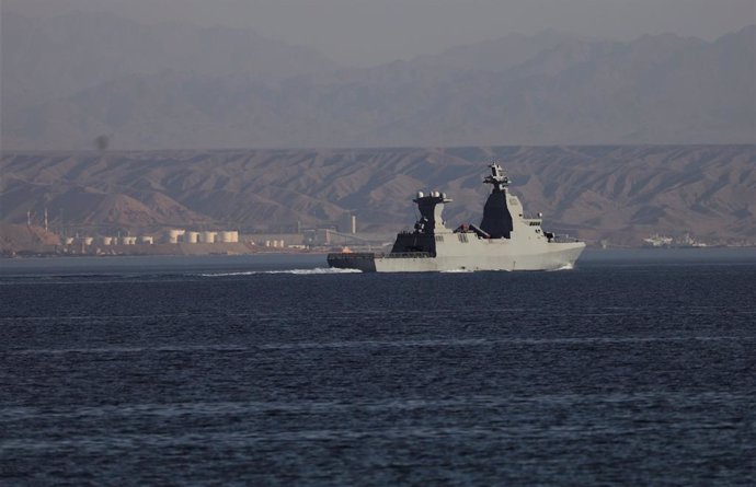 Archivo - EILAT, April 17, 2024  -- An Israeli military ship is seen off the shore of southern Israeli city of Eilat, on April 17, 2024.