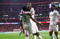 El Atlético-Real Madrid se interrumpe por el lanzamiento de objetos en el Metropolitano