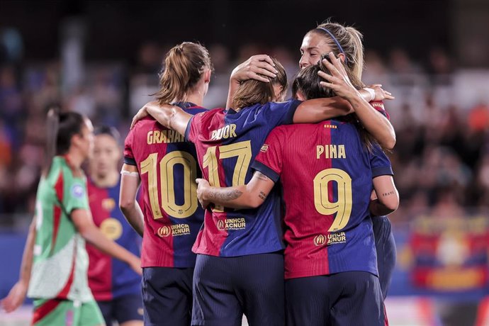 La jugadoras del FC Barcelona celebran un gol ante el Granada CF en la Liga F 24-25