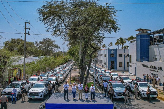 La presidenta de Perú, Dina Boluarte, en la entrega de patrulleros a comisarías en Piura