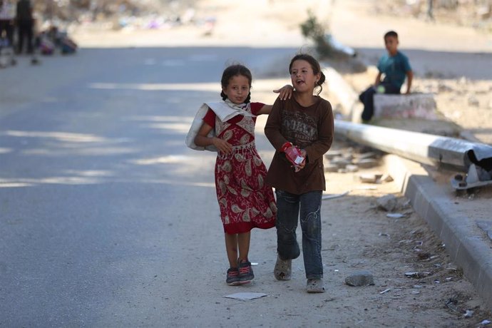 Dos niñas palestinas en el campo de desplazados de Al Bureij, en la Franja de Gaza. 