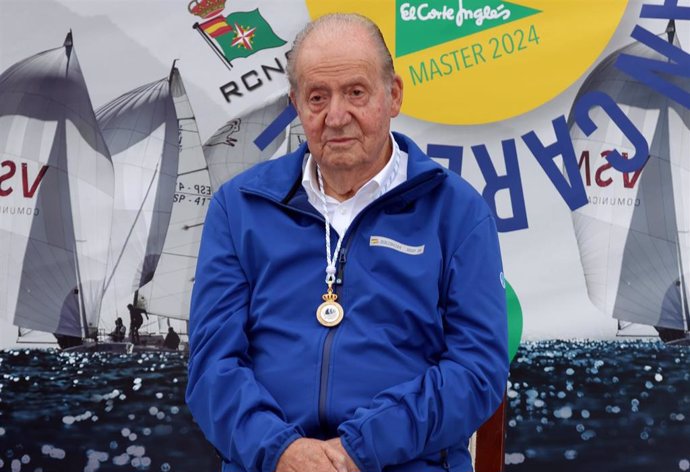 El Rey Emerito, Don Juan Carlos de Borbón, preside la entrega de trofeos de la Regata Rey Juan Carlos I El Corte Inglés Máster en el club náutico, a 29 de septiembre de 2024, en Sanxenxo