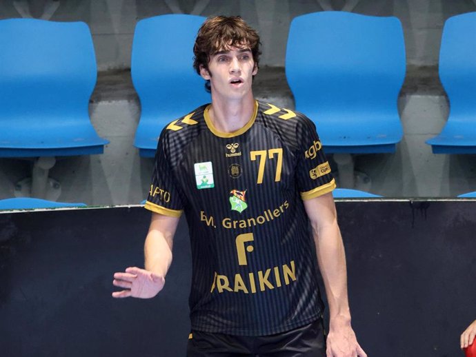 Pablo Urdangarin juega un partido de balonmano con su equipo, Fraikin BM. Granollers, contra el Helvetia Anaitasuna en Pamplona