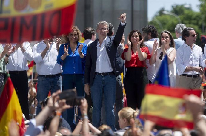 Archivo - (I-D) La candidata del PP para las europeas, Dolors Montserrat, el presidente del Partido Popular, Alberto Núñez Feijóo, la presidenta de Madrid, Isabel Díaz Ayuso, la secretaria general, Cuca Gamarra, y el expresidente del Gobierno, José María 