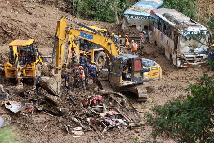 Equipos de rescate tras un deslizamiento de tierras en Dhading a causa de las lluvias torrenciales en Nepal (archivo)