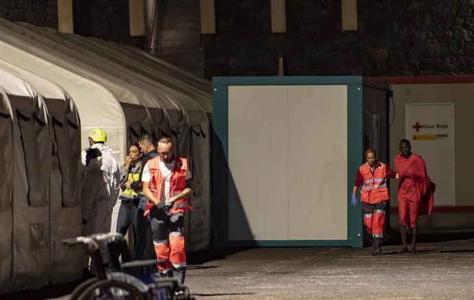 Trabajadores de Cruz Roja reciben a los migrantes llegados a Canarias (España)