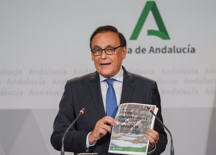 El consejero de Universidad, Investigación e Innovación, José Carlos Gómez Villamandos, comparece en la rueda de prensa posterior al Consejo de Gobierno de Andalucía. A 24 de septiembre de 2024, en Sevilla (Andalucía, España).