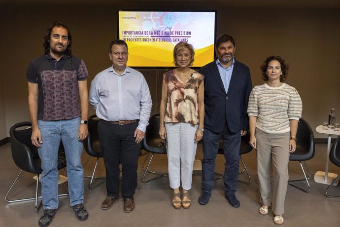 Los farmacéuticos hospitalarios David Conde y David López Sisamón, los hematólogos Francesc Bosch y Christelle Ferrà, y Ana Molina (AstraZeneca)